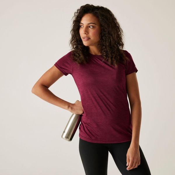 Koszulka damska Regatta Fingal Edition. Czerwone bluzki damskie Regatta, bez wzorów, sportowe, bez kołnierzyka, bez ramiączek. Za 102.50 zł.