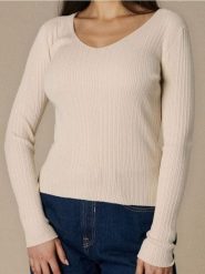 Sweter w prążki - kremowy. Białe swetry klasyczne damskie Sinsay, l, bez kołnierzyka. Za 39.99 zł.