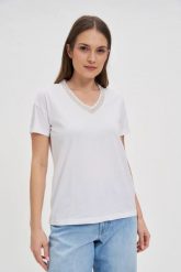 T-shirt z ozdobnym dekoltem biały. Białe t-shirty damskie MOODO, l, bez wzorów, z bawełny, bez kołnierzyka. W wyprzedaży za 49.99 zł.