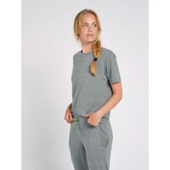 Koszulka damska Hummel hmlzandra. Zielone t-shirty damskie HUMMEL, bez wzorów, bez kołnierzyka. Za 119.50 zł.