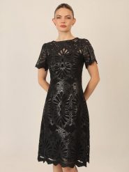 APART Sukienka w kolorze czarnym rozmiar: 38. Czarne sukienki damskie Apart, bez wzorów, bez kołnierzyka, bez ramiączek, midi. Za 521.99 zł.