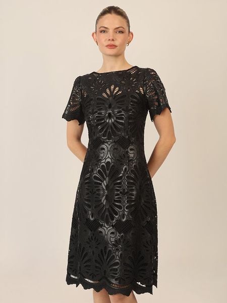 APART Sukienka w kolorze czarnym rozmiar: 38. Czarne sukienki damskie Apart, bez wzorów, bez kołnierzyka, bez ramiączek, midi. Za 521.99 zł.