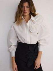 Koszula z ozdobnym kwiatem - biały. Białe koszule damskie Reserved, l, bez wzorów, z bawełny, bez kołnierzyka, bez ramiączek. W wyprzedaży za 119.99 zł.