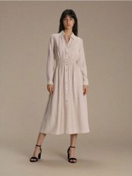 Wiskozowa koszulowa sukienka midi z ozdobnym marszczeniem - szary. Szare sukienki damskie Sinsay, l, bez wzorów, z wiskozy, bez kołnierzyka, bez ramiączek, midi, koszulowe. Za 59.99 zł.