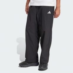 Spodnie Essential Small Logo Woven Open Hem. Białe spodnie sportowe męskie Adidas, z tkaniny. W wyprzedaży za 164.25 zł.