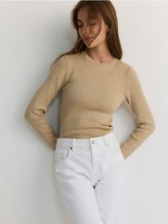 Sweter z metalizowaną nicią - złoty. Żółte swetry klasyczne damskie Reserved, l, z dzianiny, bez kołnierzyka. W wyprzedaży za 49.99 zł.