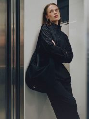 4F Bluza dresowa relaxed bez kaptura damska - czarna M. Czarne bluzy sportowe damskie 4f, m, bez wzorów, z dresówki. Za 199.99 zł.