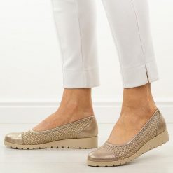 Złote półbuty damskie M.Daszyński 1628-25. Żółte półbuty damskie M.Daszyński, bez wzorów, z jeansu, eleganckie, bez obcasa, na koturnie. Za 179.00 zł.