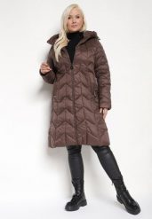 Brązowa Długa Kurtka z Ozdobnym Pikowanym Przeszyciem i Kapturem Pretini. Brązowe kurtki damskie Born2be, plus size, bez wzorów, z jeansu. Za 309.99 zł.