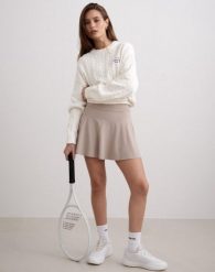 Damski skort wysoki stan, wbudowane szorty, odprowadzający wilgoć Sense beżowy. Brązowe szorty damskie Aim'n, bez wzorów, z elastanu, z podwyższonym stanem. Za 254.00 zł.