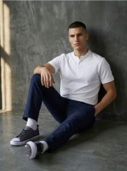 Bawełniane spodnie chino slim - granatowy. Niebieskie spodnie materiałowe męskie Sinsay, bez wzorów, z bawełny. Za 49.99 zł.