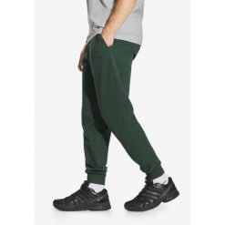 Spodnie dresowe męskie Prosto Old Logo. Zielone spodnie dresowe męskie Prosto., bez wzorów, z dresówki. W wyprzedaży za 153.99 zł.