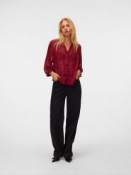 Vero Moda Bluzka w kolorze bordowym rozmiar: XS. Czerwone bluzki damskie Vero Moda, xs, bez wzorów, bez kołnierzyka, bez ramiączek. Za 109.95 zł.