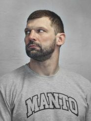 MANTO t-shirt VARSITY 25 melanż. Szare t-shirty damskie Manto, xs, z aplikacjami, z bawełny, bez kołnierzyka. Za 109.00 zł.