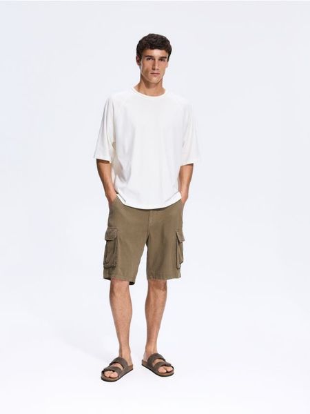 T-shirt regular fit - biały. Białe t-shirty męskie Reserved, l, bez wzorów, z bawełny, bez kołnierzyka. W wyprzedaży za 49.99 zł.