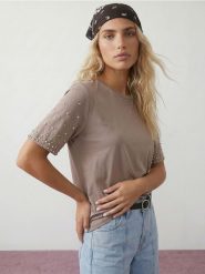 Bawełniana koszulka z aplikacjami na rękawach - brązowy. Brązowe t-shirty damskie Sinsay, l, z aplikacjami, z bawełny, bez kołnierzyka. Za 25.99 zł.