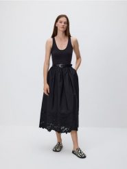 Sukienka maxi z paskiem - czarny. Czarne sukienki damskie Reserved, l, bez wzorów, z bawełny, bez kołnierzyka, bez ramiączek, maxi, rozkloszowane. Za 179.99 zł.