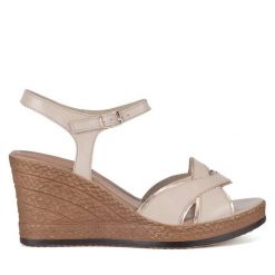 Sandały Lasocki. Brązowe sandały damskie Lasocki, bez wzorów, bez obcasa, na koturnie. Za 179.99 zł.