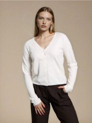 Sweter z domieszką wełny i wiskozy - biały. Białe swetry klasyczne damskie Sinsay, l, z wełny, bez kołnierzyka. Za 39.99 zł.