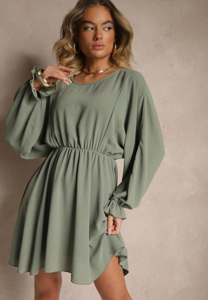 Ciemnozielona Rozkloszowana Sukienka z Gumką w Talii i przy Mankietach Tesunela. Zielone sukienki damskie Renee, na co dzień, bez wzorów, eleganckie, bez kołnierzyka, bez ramiączek, mini, rozkloszowane. Za 69.99 zł.