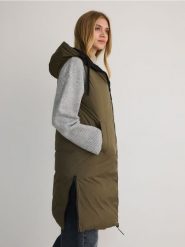 Długa dwustronna kamizelka z kapturem - czarny. Czarne kamizelki damskie Reserved, l, z tkaniny, długie. W wyprzedaży za 79.99 zł.