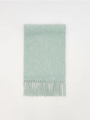 Szalik z frędzlami - jasnozielony. Zielone szaliki i kominy damskie Reserved, bez wzorów. W wyprzedaży za 25.99 zł.