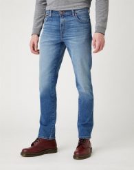 MĘSKIE SPODNIE JEANSOWE WRANGLER TEXAS SLIM BLUE CHILL W12SU898T 112141161. Niebieskie spodnie materiałowe męskie Wrangler, bez wzorów, z jeansu. Za 229.99 zł.