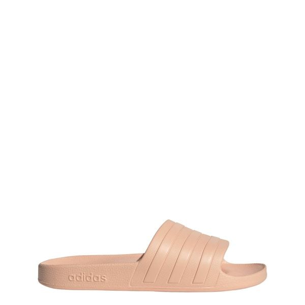 Klapki adilette Aqua. Brązowe klapki damskie Adidas, bez wzorów, bez obcasa. W wyprzedaży za 64.97 zł.