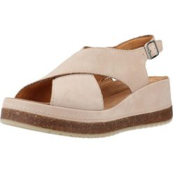 Sandały CLARKS KASSANDA STEP Beżowy. Brązowe sandały damskie Clarks, bez wzorów, ze skóry, bez obcasa. Za 483.99 zł.