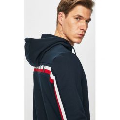 Tommy Hilfiger - Bluza. Niebieskie bluzy z kapturem męskie Tommy Hilfiger, l, z bawełny. W wyprzedaży za 429.90 zł.