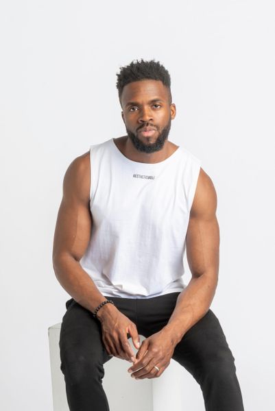 Koszulka bez rękawów Core Scoop, elastyczna bawełna z lycrą – biały. Białe t-shirty sportowe męskie AESTHETIC WOLF, xs, z bawełny, bez ramiączek, na fitness i siłownię. Za 109.99 zł.