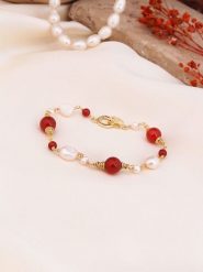 Pierres de Jade Pozłacana bransoletka z perłami i koralami rozmiar: onesize. Białe bransoletki damskie Pierres de Jade, pozłacane. Za 43.99 zł.