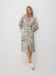 Koszulowa sukienka midi z lyocellem - oliwkowy. Zielone sukienki damskie Reserved, l, bez wzorów, z lyocellu, bez kołnierzyka, bez ramiączek, midi, koszulowe. W wyprzedaży za 89.99 zł.