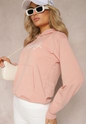 Różowa Bluza z Ozdobnym Napisem i Kapturem Arseia. Czerwone bluzy z kapturem damskie Renee, l, z jeansu. Za 69.99 zł.