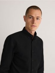 Bawełniana koszula regular fit - czarny. Czarne koszule męskie Reserved, l, bez wzorów, z bawełny, bez kołnierzyka, bez ramiączek. W wyprzedaży za 59.99 zł.