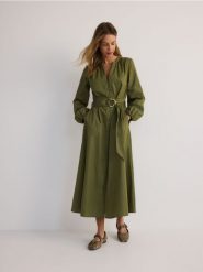 Sukienka z paskiem - jasnozielony. Zielone sukienki damskie Reserved, l, bez wzorów, z bawełny, bez kołnierzyka, bez ramiączek. W wyprzedaży za 99.99 zł.