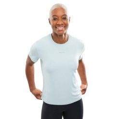 Damska koszulka do biegania z krótkim rękawem Fitness Siroko Singapore Mint. Niebieskie topy sportowe damskie SIROKO, bez wzorów, z materiału, bez ramiączek. Za 126.00 zł.