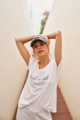 T-shirt z napisem biały. Białe t-shirty damskie MOODO, l, bez wzorów, z bawełny, bez kołnierzyka. Za 39.99 zł.