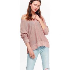 SWETER DAMSKI Z DEKOLTEM W SEREK, LUŹNY. Czerwone swetry klasyczne damskie TROLL, na lato, l, z dzianiny, bez kołnierzyka. W wyprzedaży za 39.99 zł.