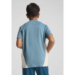 Młodzieżowa koszulka treningowa Olympique Marsylia PUMA Bold Blue Putty Beige. Brązowa bluzki damskie Puma, m, bez wzorów, młodzieżowe, bez kołnierzyka, bez ramiączek. Za 190.50 zł.