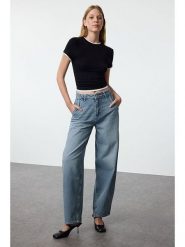 Trendyol Dżinsy - Comfort fit - w kolorze błękitnym rozmiar: 38. Niebieskie jeansy damskie Trendyol. Za 126.45 zł.