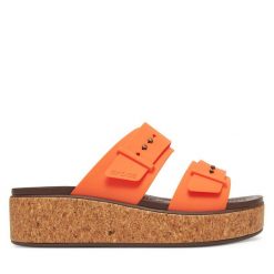 Klapki Crocs. Brązowe klapki damskie Crocs, bez wzorów, bez obcasa. Za 299.99 zł.