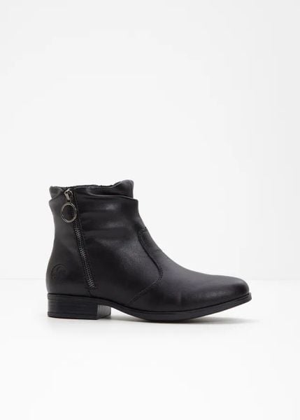 Krótkie botki marki Rieker. Czarne botki damskie bonprix, bez obcasa, bez zapięcia. Za 349.99 zł.