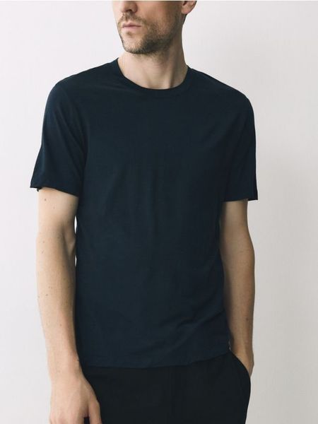 T-shirt slim z wełny merino - granatowy. Niebieskie t-shirty męskie Reserved, l, bez wzorów, z dzianiny, bez kołnierzyka. Za 159.99 zł.