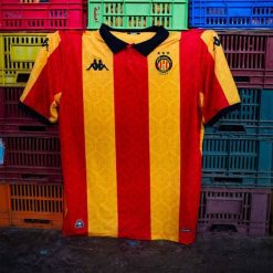 Koszulka domowa ES Tunis 2025/26. Czerwone t-shirty sportowe męskie Kappa, bez ramiączek, do piłki nożnej. W wyprzedaży za 331.60 zł.