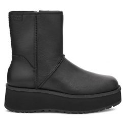 Botki Ugg. Czarne botki damskie Ugg, bez obcasa, na koturnie, bez zapięcia. Za 829.99 zł.