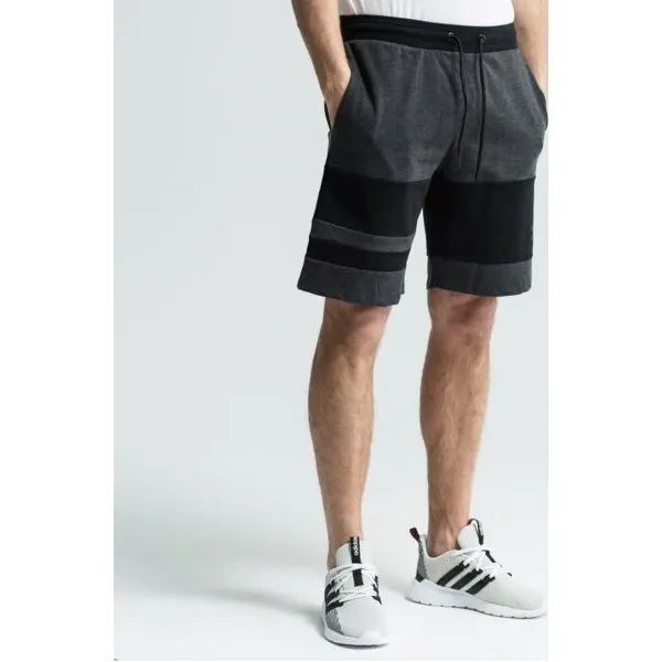 Umbro Szorty Moster , szary, rozmiar L. Szare szorty męskie Umbro, z bawełny, bez kołnierzyka. W wyprzedaży za 47.99 zł.