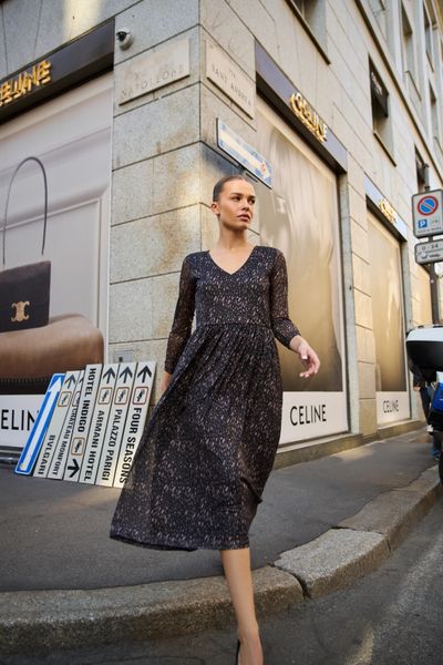 Sukienka midi czarna. Czarne sukienki damskie MOODO, bez wzorów, z elastanu, bez kołnierzyka, bez ramiączek, midi. Za 149.99 zł.