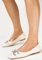 Beżowe Balerinki z Kwadratowym Noskiem i Metalową Ozdobą Vosho. Brązowe baleriny damskie Born2be, z aplikacjami, ze skóry ekologicznej, bez obcasa, na płaskiej podeszwie. Za 34.99 zł.