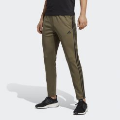Train Essentials 3-Stripes Training Pants. Czarne spodnie dresowe męskie Adidas, bez wzorów, z dresówki. W wyprzedaży za 99.50 zł.